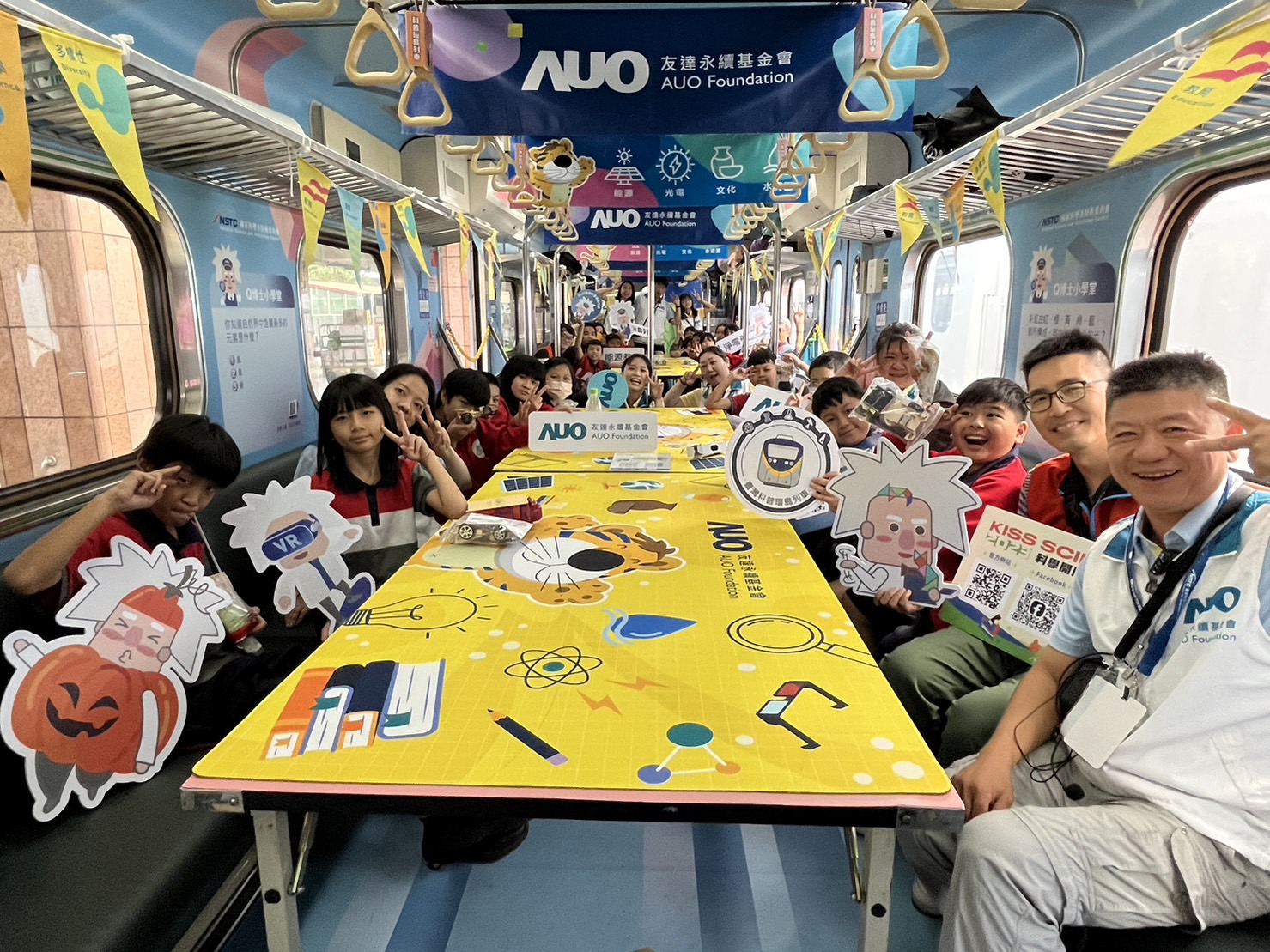 PA视讯永續基金會參與「臺灣科普環島列車」，設計基礎科學車廂課程，以「淨零碳排和永續能源」為主題，讓學生透過創意實驗認識淨零知識，以及思考生活中的減碳行為