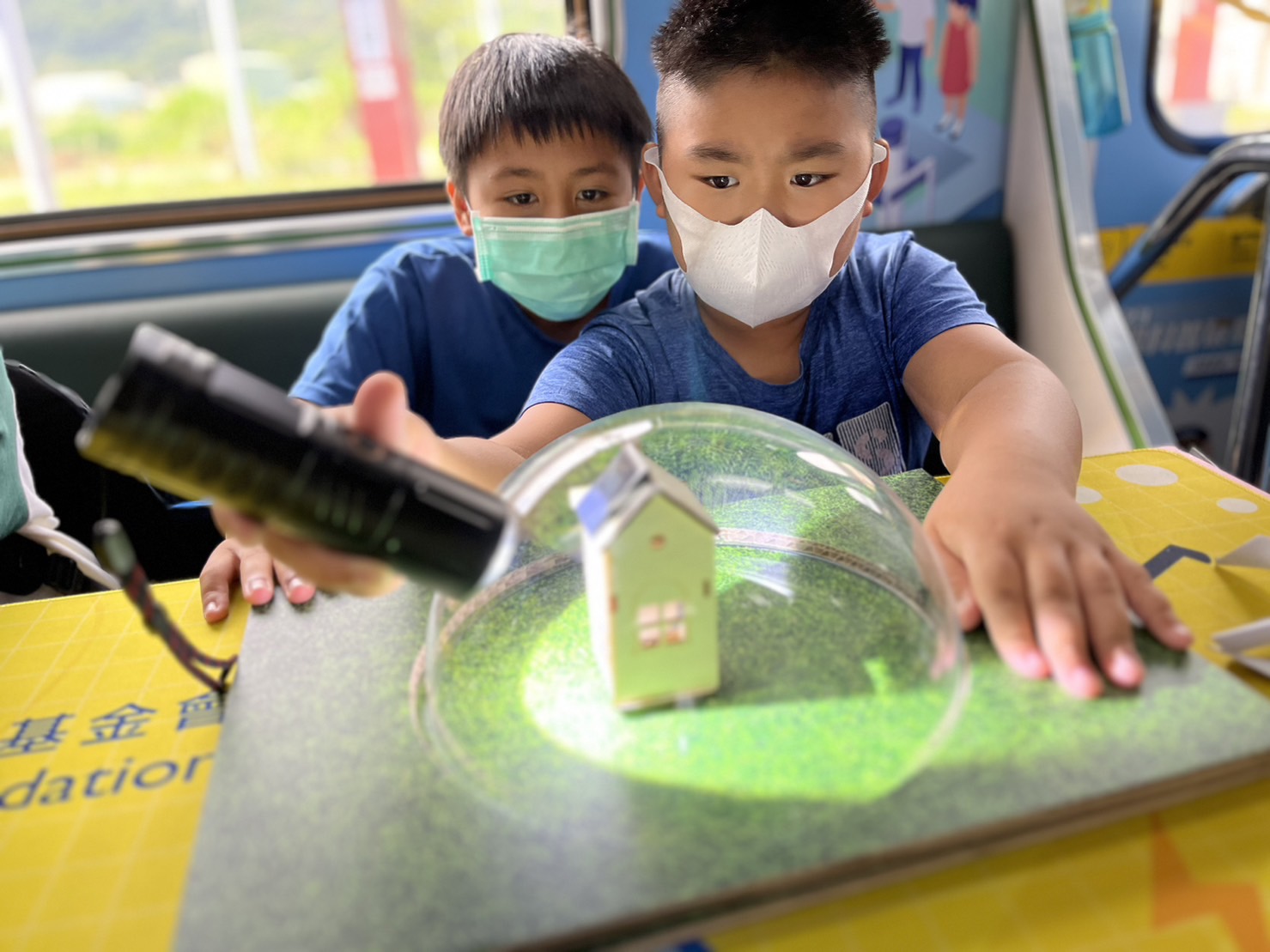 PA视讯參與基礎科學主題車廂，以STEAM教學精神，設計「逐日科學家」、「太陽能工程師」以及「淨零建築師」三大能源科普課程和實驗